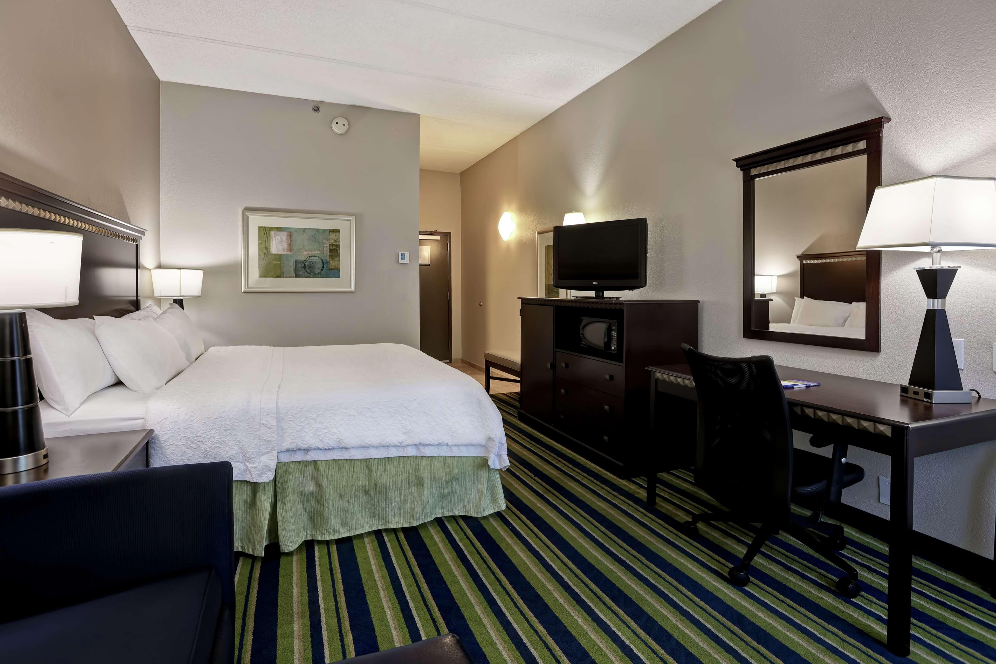 Hampton Inn Atlanta-Woodstock Bagian luar foto